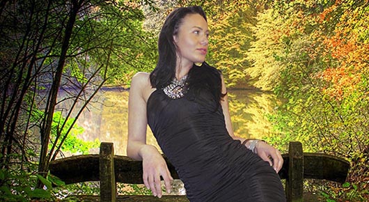 Modella sul divano